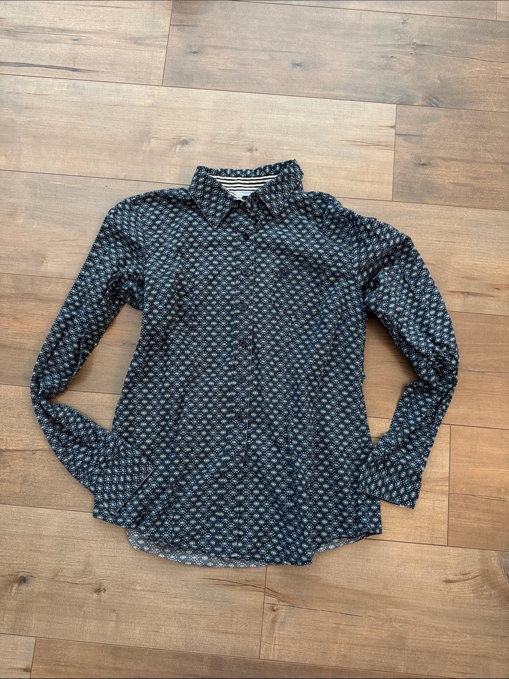 Women’s Cinch Button Down. Size L
